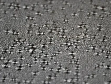 Hersteller von farbbeschichtetem Karton: Der farbbeschichtete Karton Snowflake für Ornamente wird korrekt von der Produktionslinie gerollt